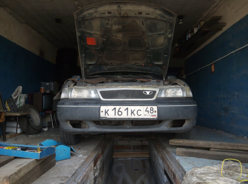 Дэу нексия якорь стартера. 85c99c9s 960. Дэу нексия якорь стартера фото. Дэу нексия якорь стартера-85c99c9s 960. картинка Дэу нексия якорь стартера. картинка 85c99c9s 960. #161-я, юбилейная 😎😎😎Всем укук.Пришло тепло — пора ремонтов.Снова плановая неплановая поломка.После ремонта ДВС, всё того же, пресловутого, спустя какое-то время, авто периодически перестало маслать стартером. Особенно весело это было зимой. Но путём метода тыка выяснено, качается там болтик и нет контакта. Позже я в сервисе выяснил, что там всё было окислено, ну и сломался он при разборке. Итак, проблема ясна, устранить знаем как, неспешно покупаем новое втягивающее и месяц-два оно ждёт своего часа. И вот он, настал.Прошедшие выхи я снова провёл в славном городе Воронеж, и вот там оно и случилось. Болт выпал совсем, машину заводим только с толкача. Вроде бы печальтоска, но я же знал, я готов!Мчим в гараж на яму к Андрею
