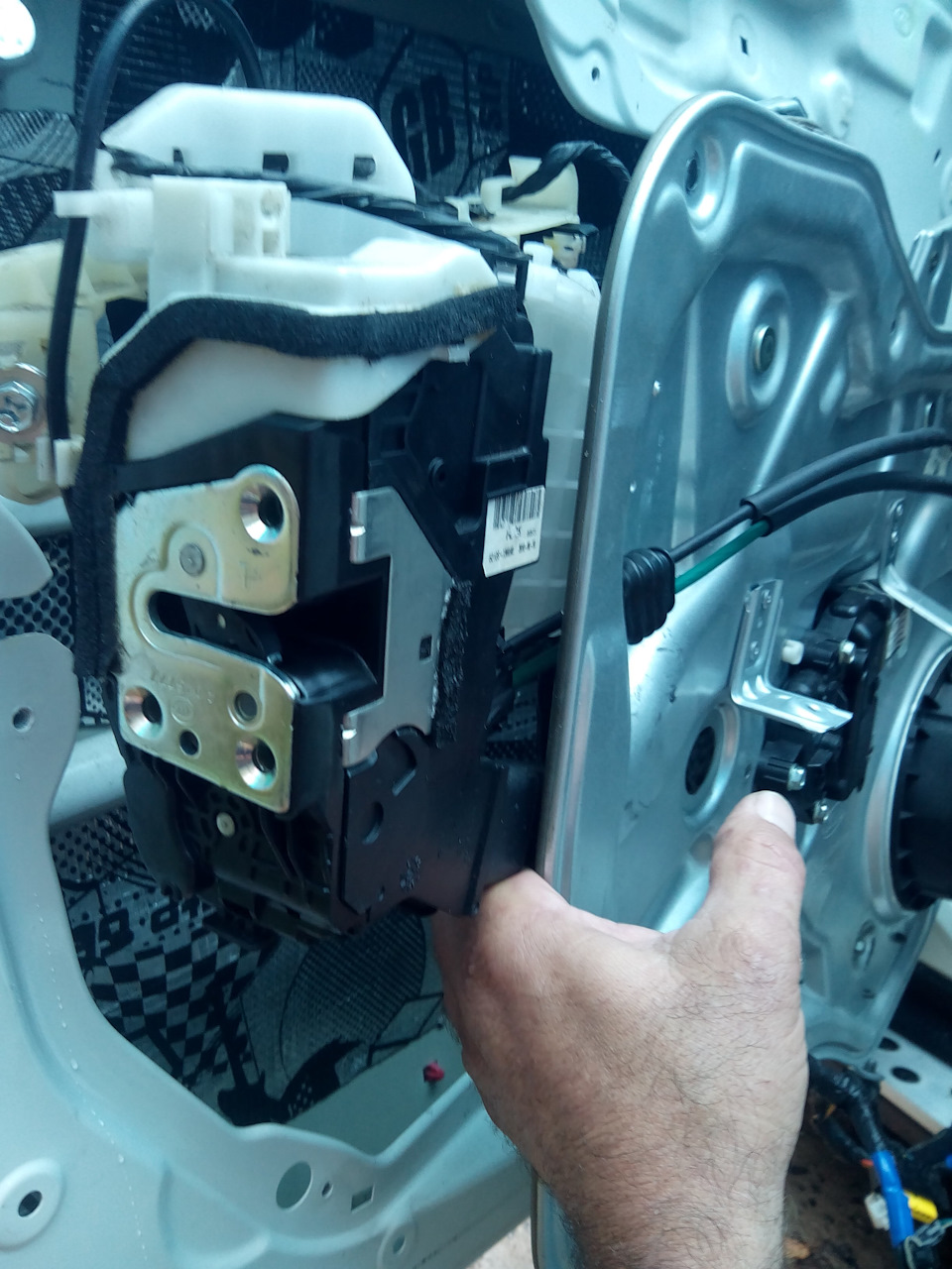 еще раз повторюсь замок приклепан к дверной карте и снимается только заодно — KIA Sorento (2G)