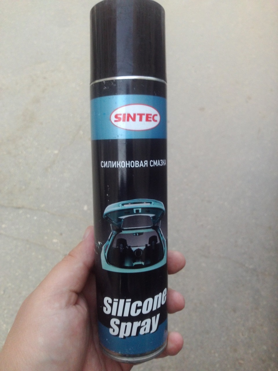 Ремни безопасности плохо возвращаются что делать. 85dfa52s 960. Ремни безопасности плохо возвращаются что делать фото. Ремни безопасности плохо возвращаются что делать-85dfa52s 960. картинка Ремни безопасности плохо возвращаются что делать. картинка 85dfa52s 960. Ремень безопасности с пассажирской стороны стал еще хуже возвращаться обратно после использования. Когда пассажир спереди выходит и отстёгивает ремень, то он потом еще какое то время болтается и вяло — вяло возвращается назад. И проблема тут совсем не в пружине натяжителя и механизма, а в обычном скоплении пыли и грязи на петле внутри обшивки, через которую проходит ремень. Видел тут на Драйве несколько постов на эту тему. Некоторые пол машины разбирают, чтобы добраться до механизма ремней безопасности, снять его, перетянуть пружину и собрать все обратно. Делать этого совершенно не нужно. Тут поможет старая добрая силиконовая смазка. Решение проблемы, к стати, нашел на форуме Меган Клуба. Ремни безопасности плохо возвращаются что делать. 85dfa52s 960. Ремни безопасности плохо возвращаются что делать фото. Ремни безопасности плохо возвращаются что делать-85dfa52s 960. картинка Ремни безопасности плохо возвращаются что делать. картинка 85dfa52s 960. Ремень безопасности с пассажирской стороны стал еще хуже возвращаться обратно после использования. Когда пассажир спереди выходит и отстёгивает ремень, то он потом еще какое то время болтается и вяло — вяло возвращается назад. И проблема тут совсем не в пружине натяжителя и механизма, а в обычном скоплении пыли и грязи на петле внутри обшивки, через которую проходит ремень. Видел тут на Драйве несколько постов на эту тему. Некоторые пол машины разбирают, чтобы добраться до механизма ремней безопасности, снять его, перетянуть пружину и собрать все обратно. Делать этого совершенно не нужно. Тут поможет старая добрая силиконовая смазка. Решение проблемы, к стати, нашел на форуме Меган Клуба.