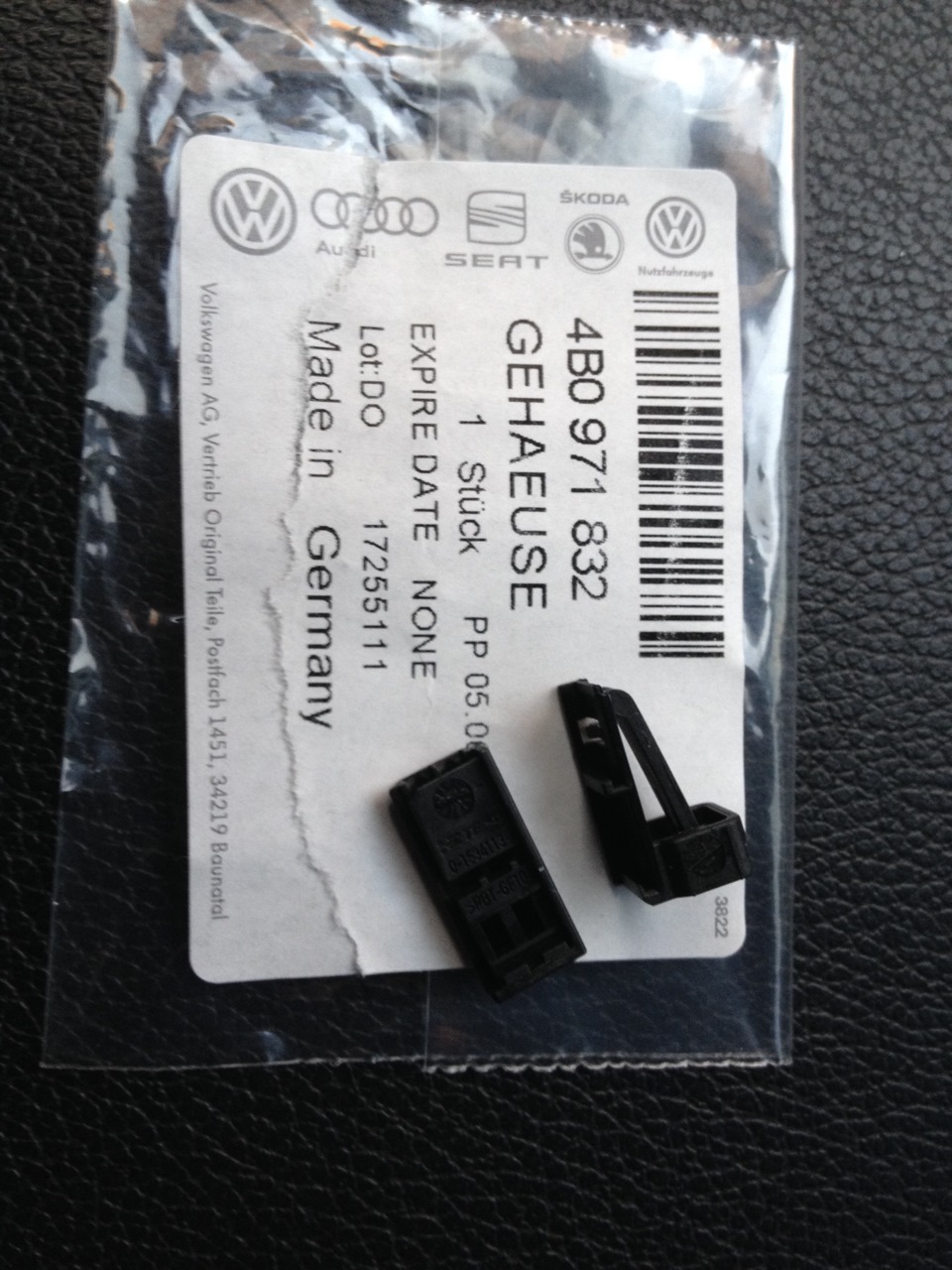 Разъем на подогрев — Volkswagen Passat B6. Запчасти на фото: 4B0971832, PP050