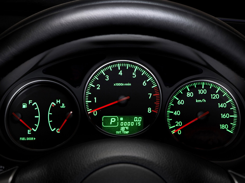На некоторых фотографиях фон дисплея почти черный — Subaru Forester (SG)