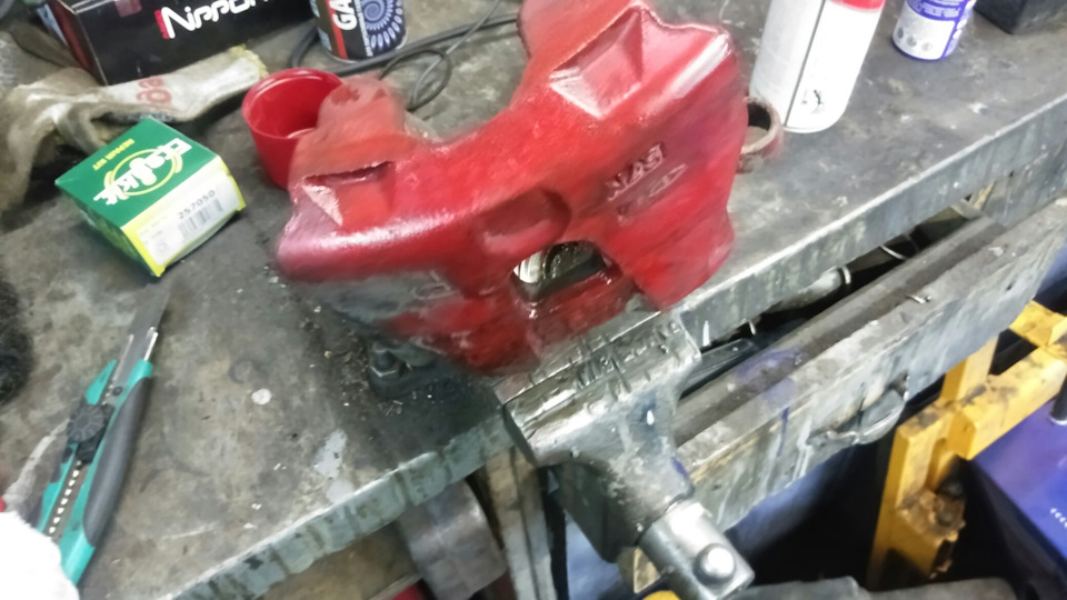 Переборка суппорта. Порвался пыльник на поршне рабочего цилиндра ...