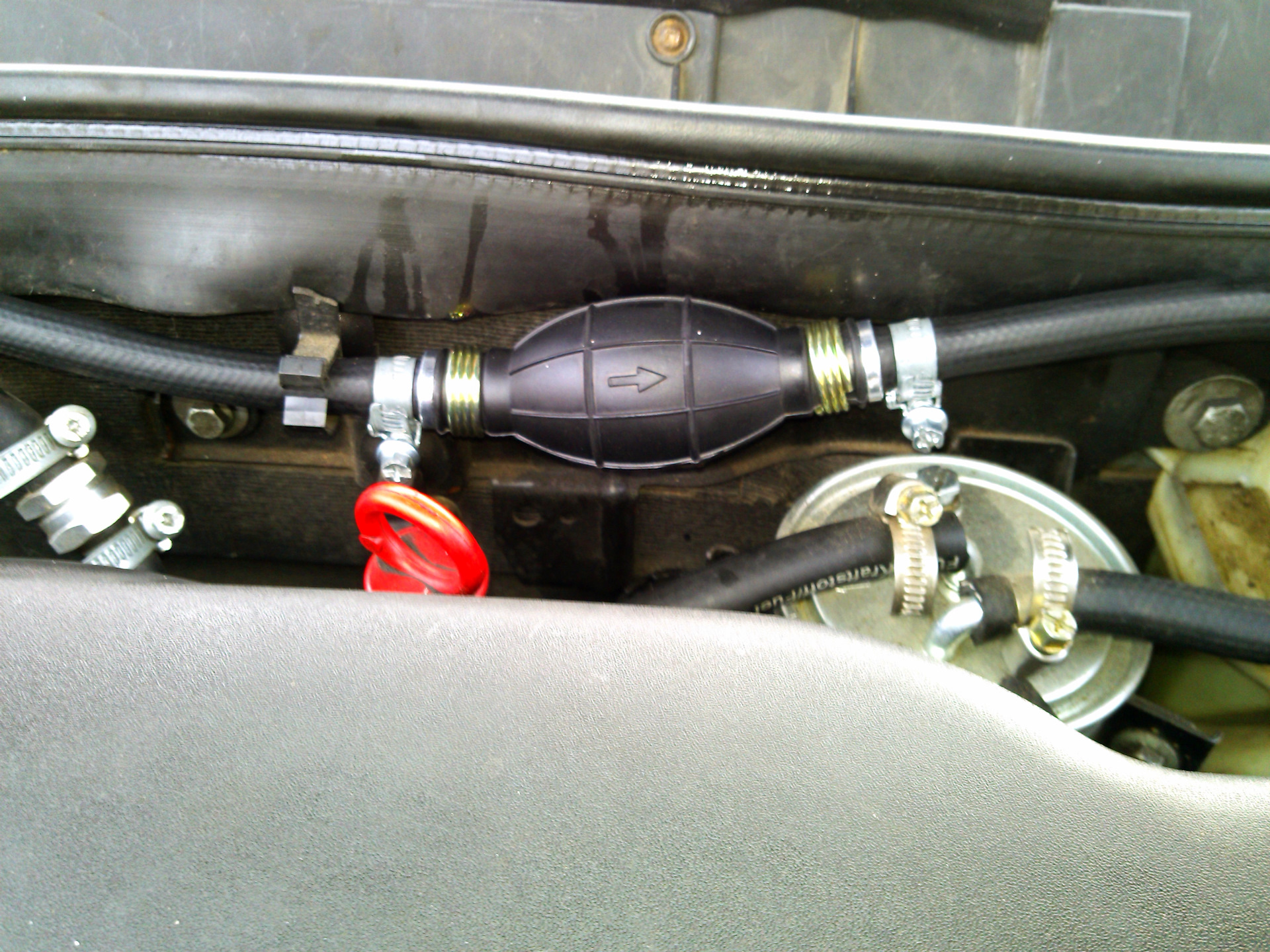 Заз 30 подкачка топлива. Центральная система подкачки колес газ 66. Дастер дизель подкачивающий насос. Клапан подкачки на ресивер камаз. Груша подкачки топлива ford.