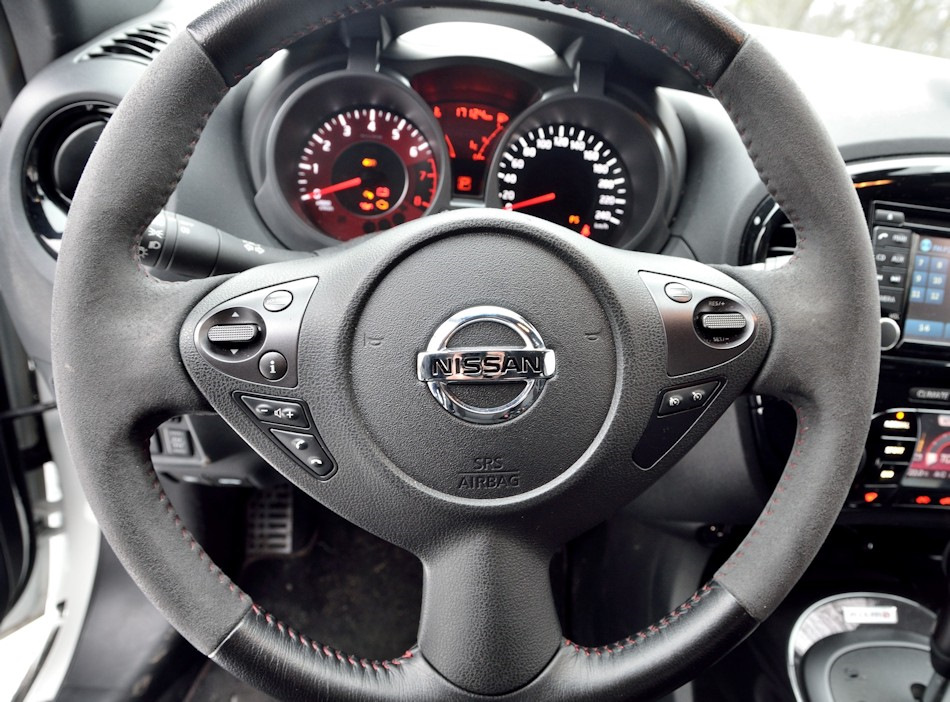 Фото руля ниссан. Nissan Juke руль. Juke Nismo руль. Руль Nissan Juke Nismo. Руль Ниссан Жук нисмо.