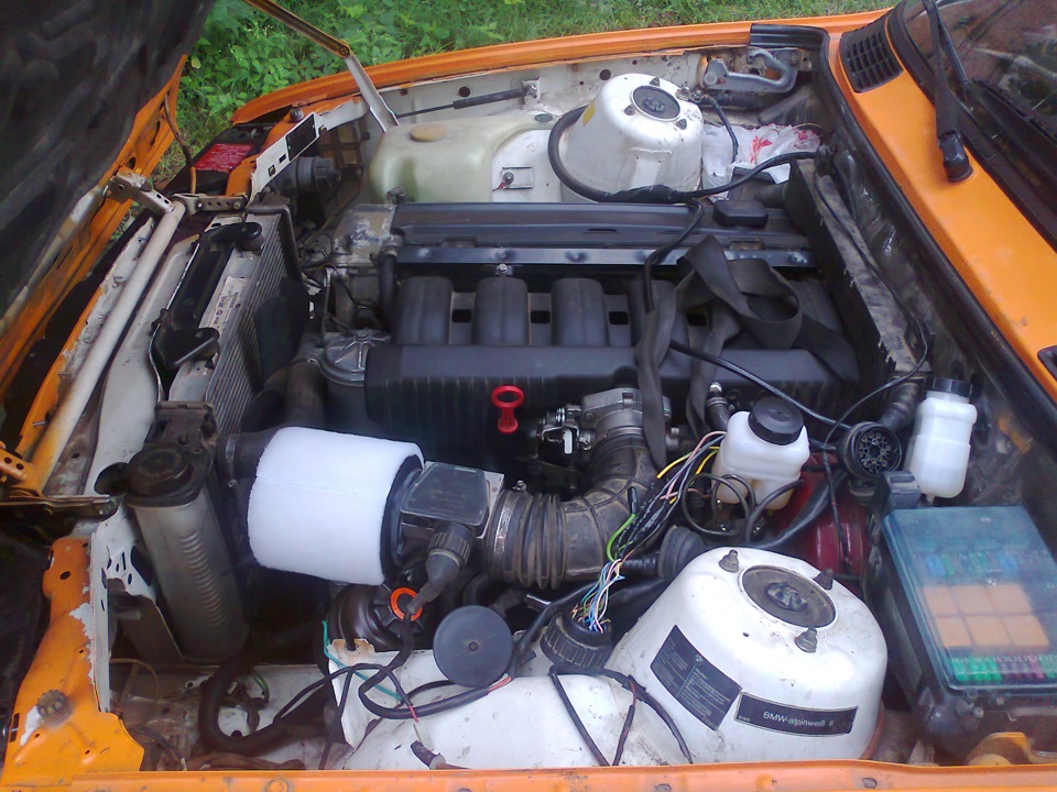 T me s1m swap. BMW e30 m50b25 swap. M50b25 под капотом. E30 под капотом.