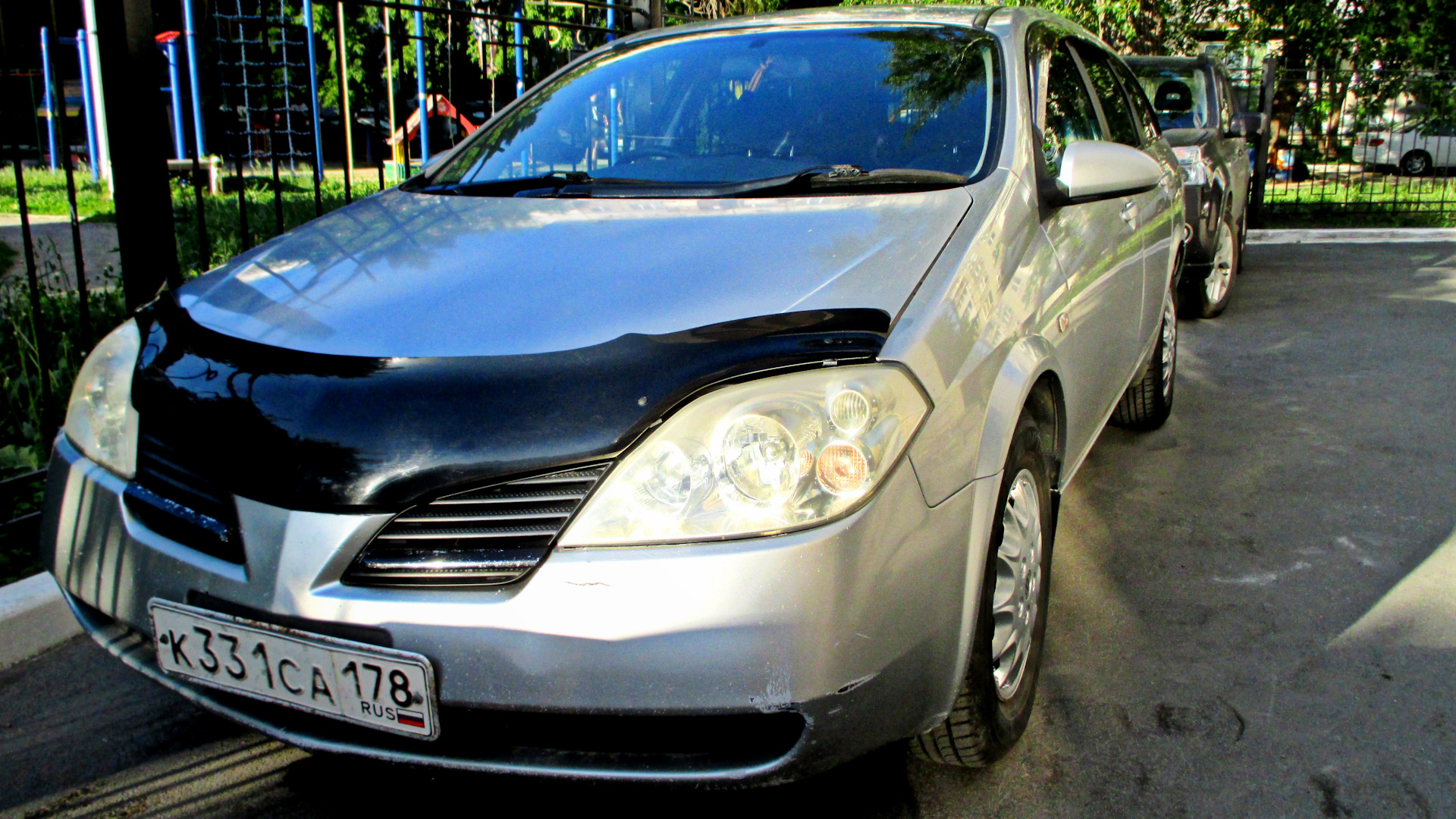 Примера р12 капот. Мухобойка Nissan primera p12. Дефлектор Nissan primera p12. Ниссан премьера 2007 мухобойкой. Капот Nissan primera p12.