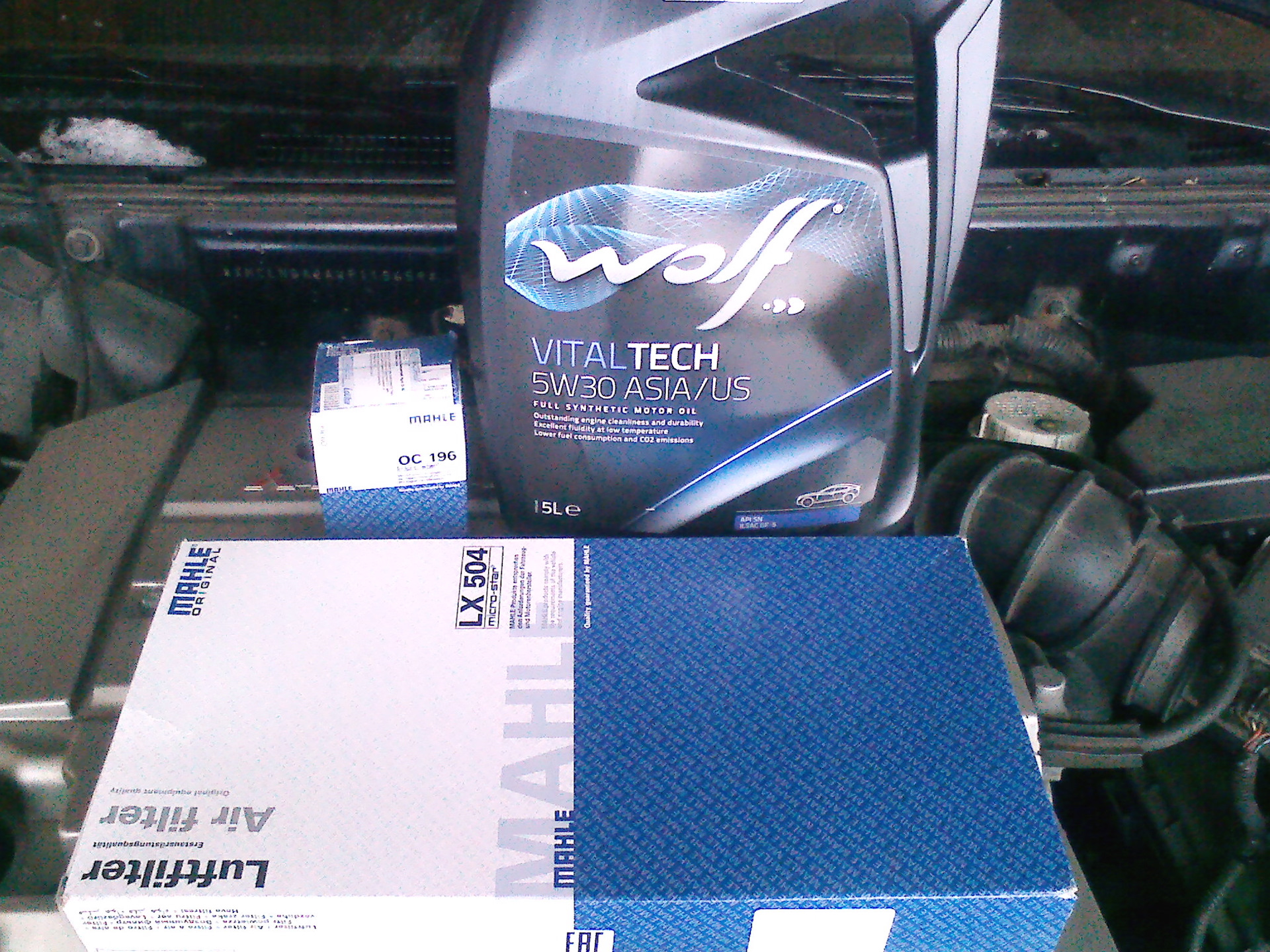 Идемитсу 5w30 литр. Lukoil genesis armortech 5w-40. Заводское масло в митсубиси каризма 1. Митсубиси каризма масло в двигатель. Количество масла в двигатель 1,8 митсубиси каризма.