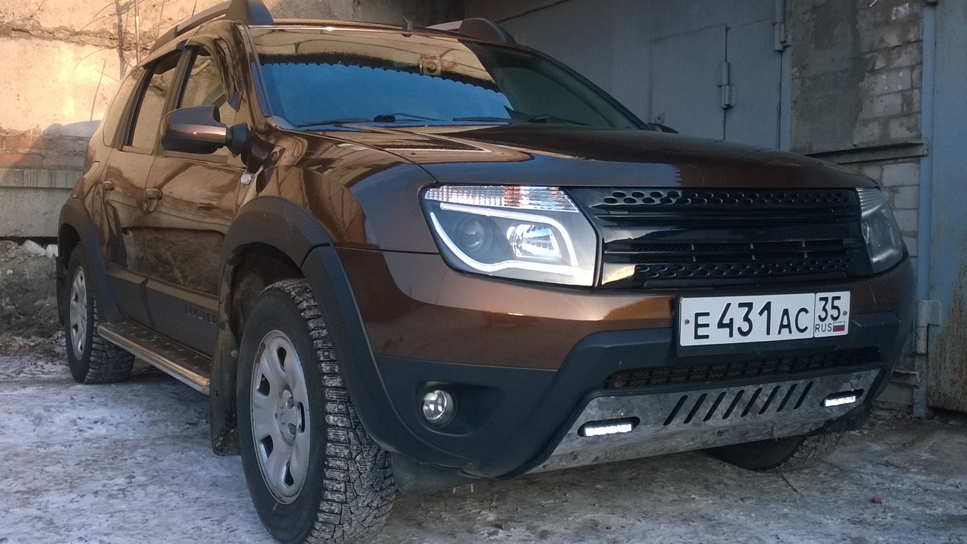 Ходовые огни рено дастер 2013. Дневные ходовые огни на рено дастер 2012. Ходовые огни на рено дастер 2014 года. Дхо дастер. Ходовые огни рено дастер 2013.