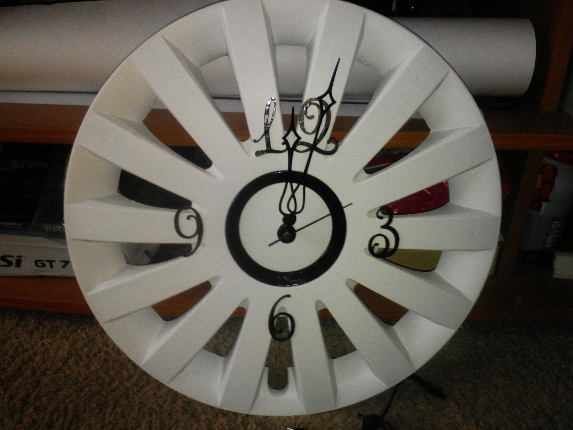 Часы колпаков. Часы из автомобильных Колпаков. Часы из колесного колпака. Часы из автомобильного колпака. Креативные часы в гараж.