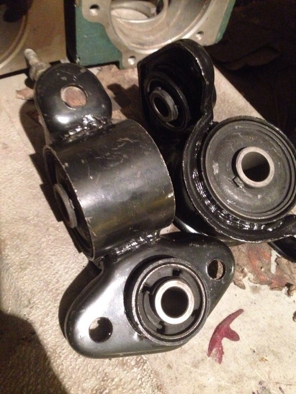 Сайлентблок заднего верхнего рычага mitsubishi carisma. Комплект сайлентблоков задней подвески митсубиси каризма. Сайлентблок mitsubishi mr223673. Замена задних рычагов митсубиси каризма. 20365aj191 сайлентблок.