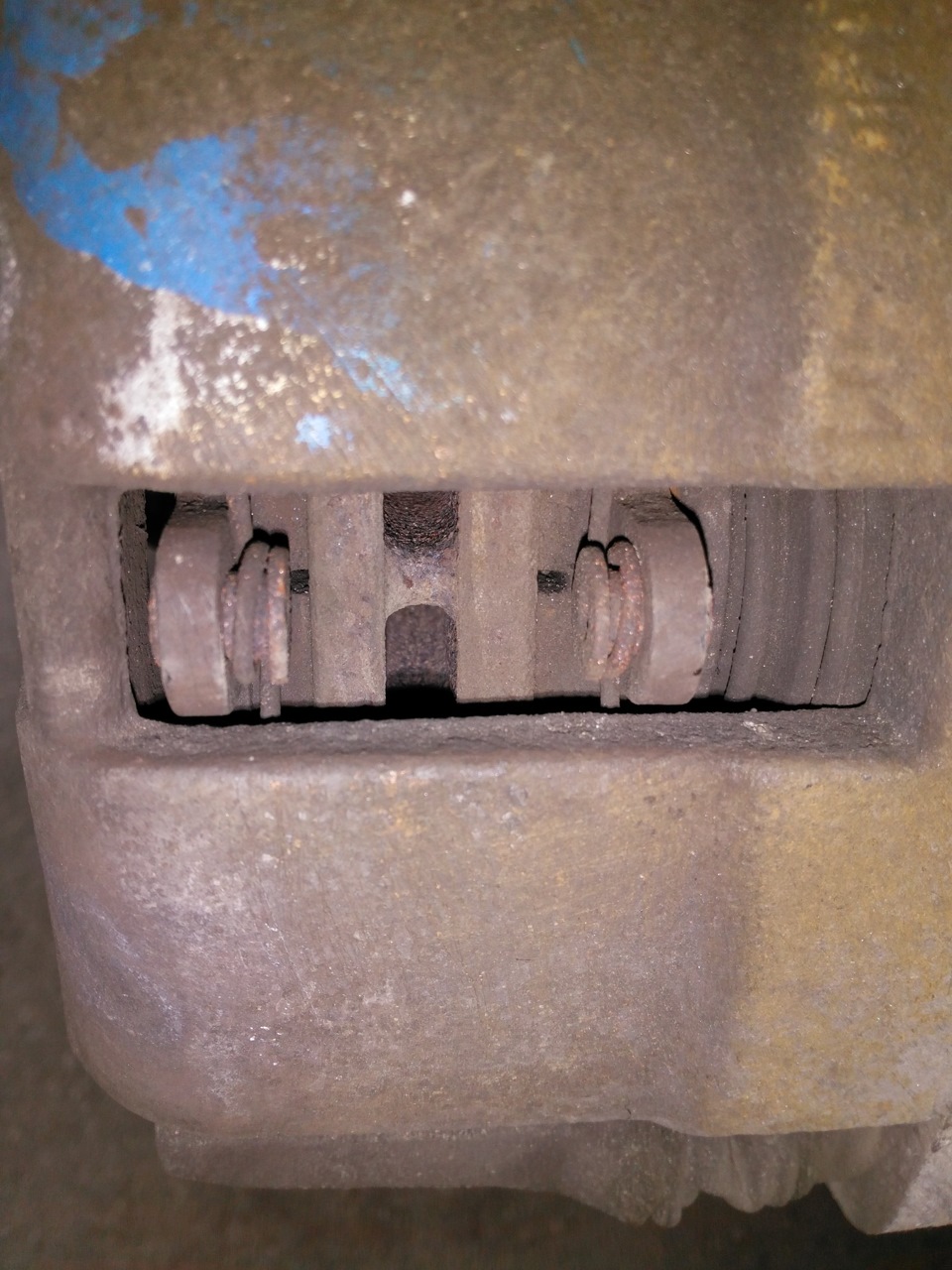 износ передних колодок. — Lada Гранта, 1,6 л, 2013 года | наблюдение ...