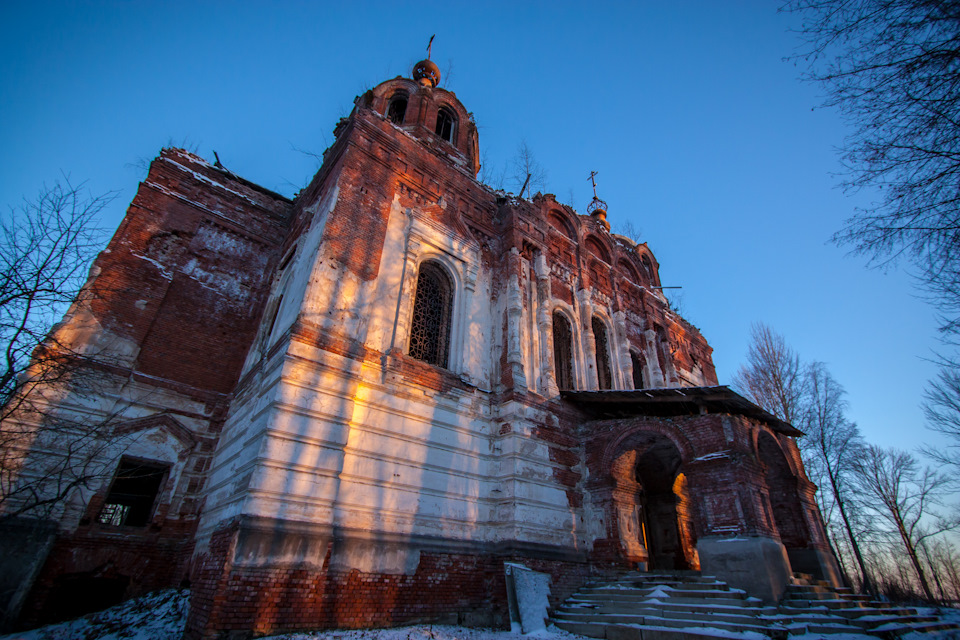 Все, что осталось от выстроенных строений — собор Успения Пресвятой Богородицы в Рдейской пустыни. — Toyota Land Cruiser Prado 90-series