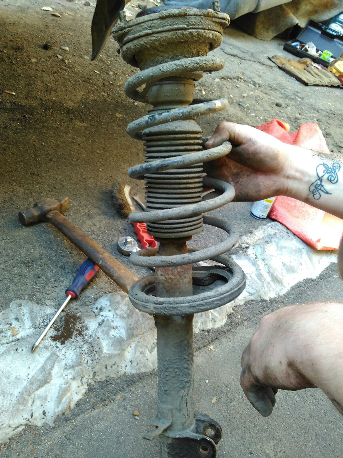 Задние стойки caldina 210. Задние амортизаторы тойота королла 120. Опора задней стойки харриер 15 кузов. Стучит задняя стойка ниссан авенир. Как поменять заднюю стойку на тойоте.