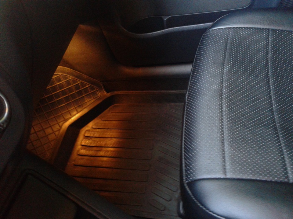 установка подсветки ног — Volkswagen Golf Plus, 1,4 л, 2011 года ...