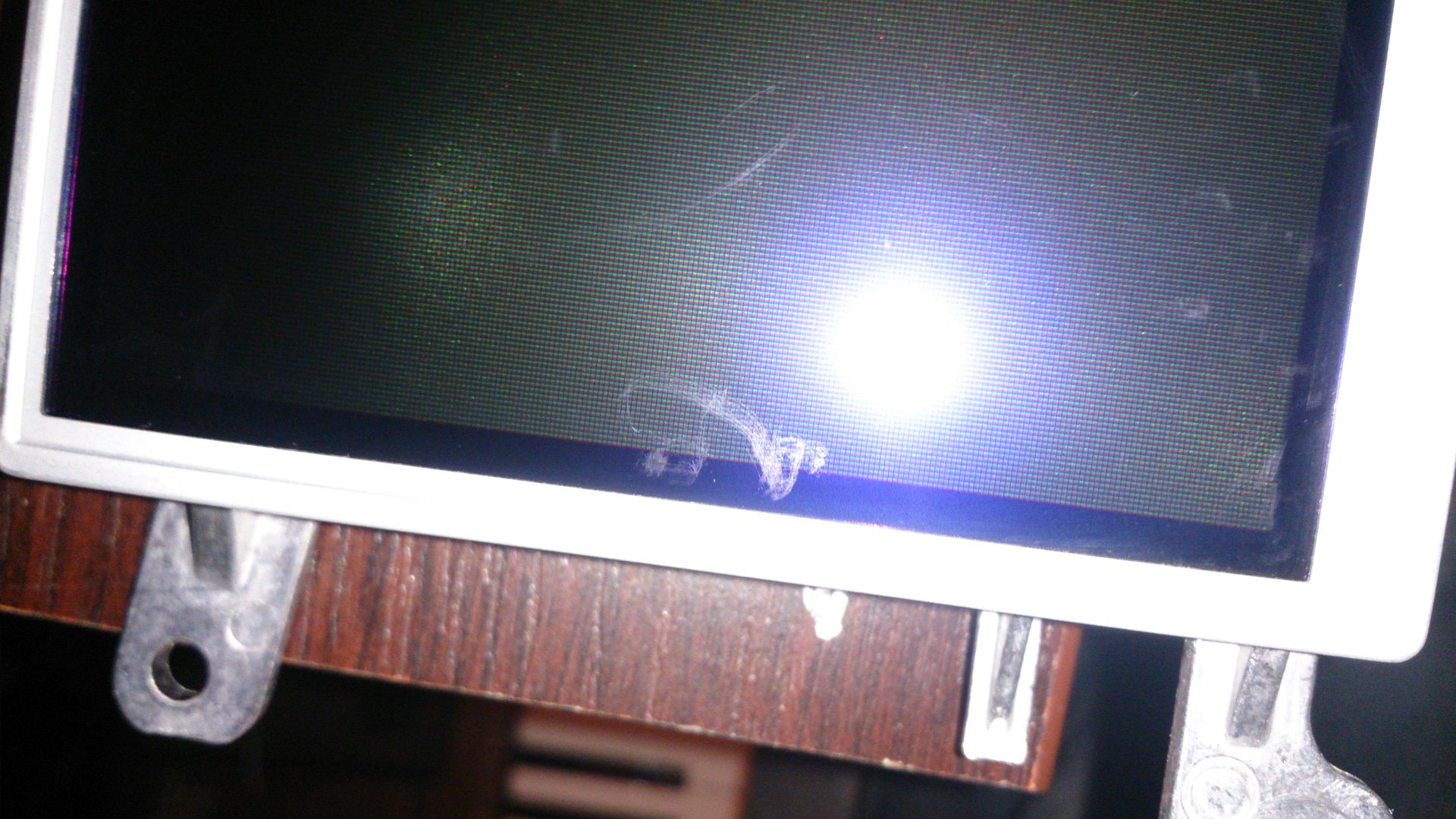 Сгорела подсветка монитора. Тускло горит дисплей Audi a4 b6. Тускло горит экран на телевизоре Хундай. Сгорел дисплей датчик парковки. Сгоревший экран