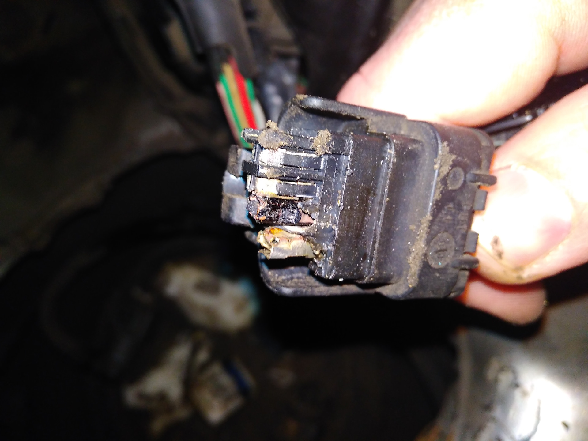 Сгнил разъем. Сгнил разъем. Сгнил разъем. Ржавая приора хэтчбек. Стартер отгнил провод.