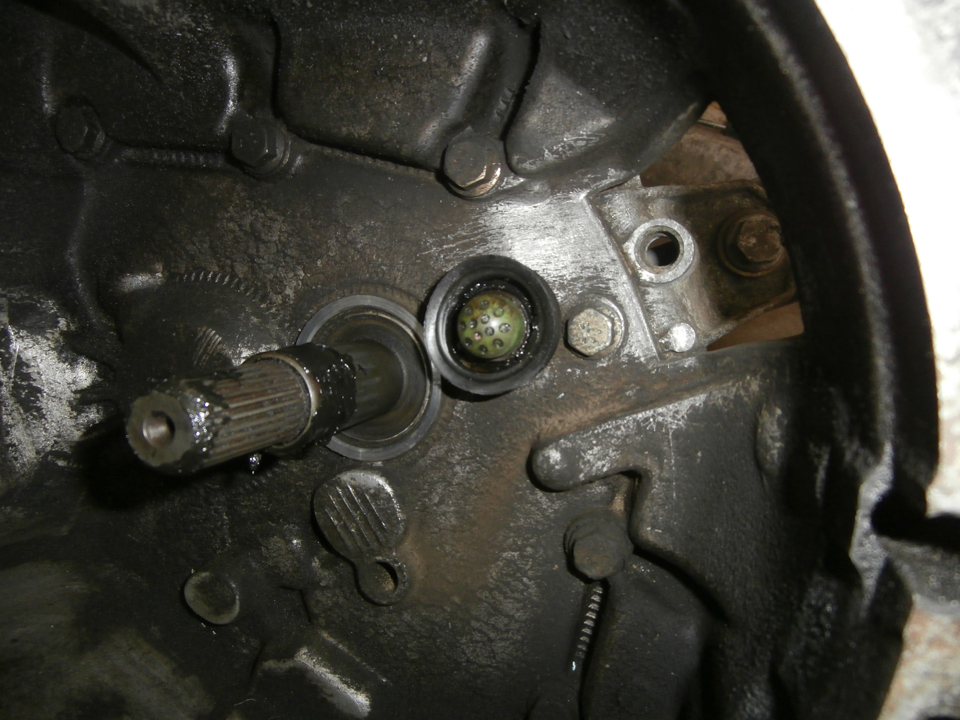 Где расположена лапка сцепления рено сценика. Меган 2 пропадает сцепление. Замена выжимного подшипника рено меган 2. Сцепления нет на рено сценик 2. Бачок тормозной жидкости рено меган 3.