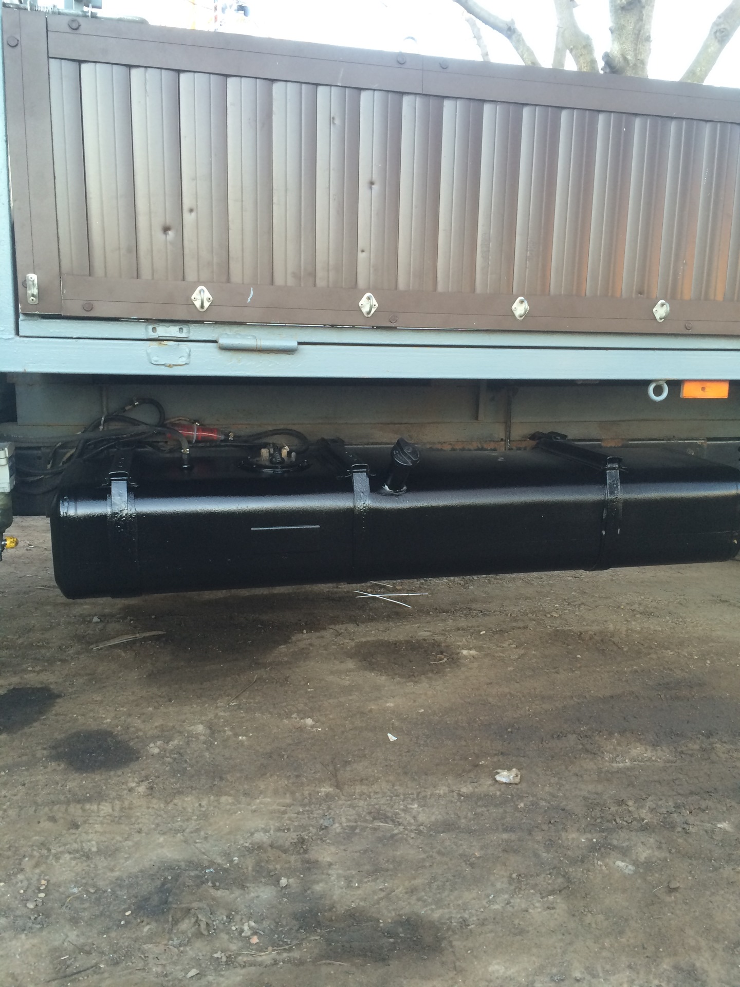 Бак 200 литров на газель некст. Бак газель 140 литров. Бак топливный газель некст. Бак 140 литров на газель бизнес. Второй бак на газель.