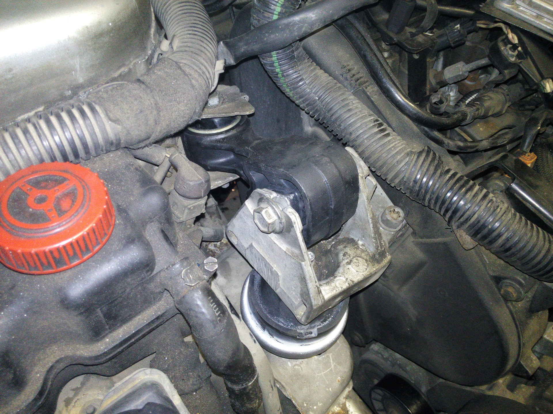 Подушки двигателя или аж трисет… — Peugeot 406, 2 л, 2000 года | своими ...