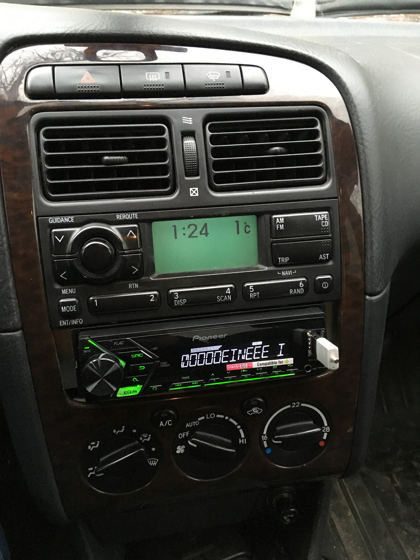 Замена штатной магнитолы на Alpine - Toyota Avensis I, 1,6 л, 2000 года автозвук