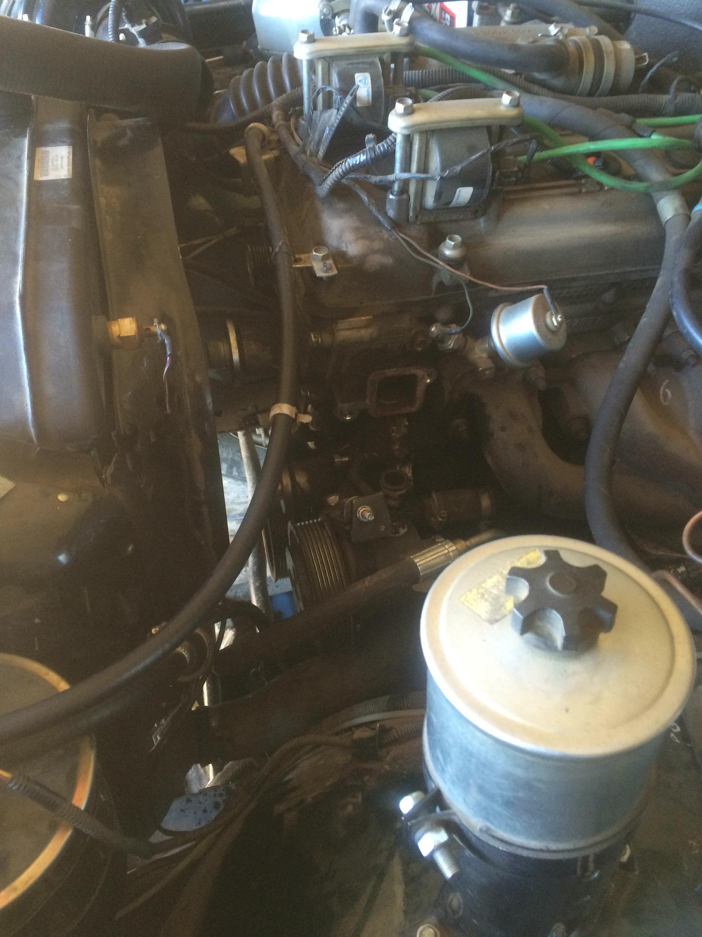 Датчик уровня ож уаз патриот. Бачок тормозной жидкости уаз патриот 409. Антифриз в уаз буханка 409 двигатель. Залить тосол в уаз. Датчик охлаждающей жидкости уаз 409 патриот.