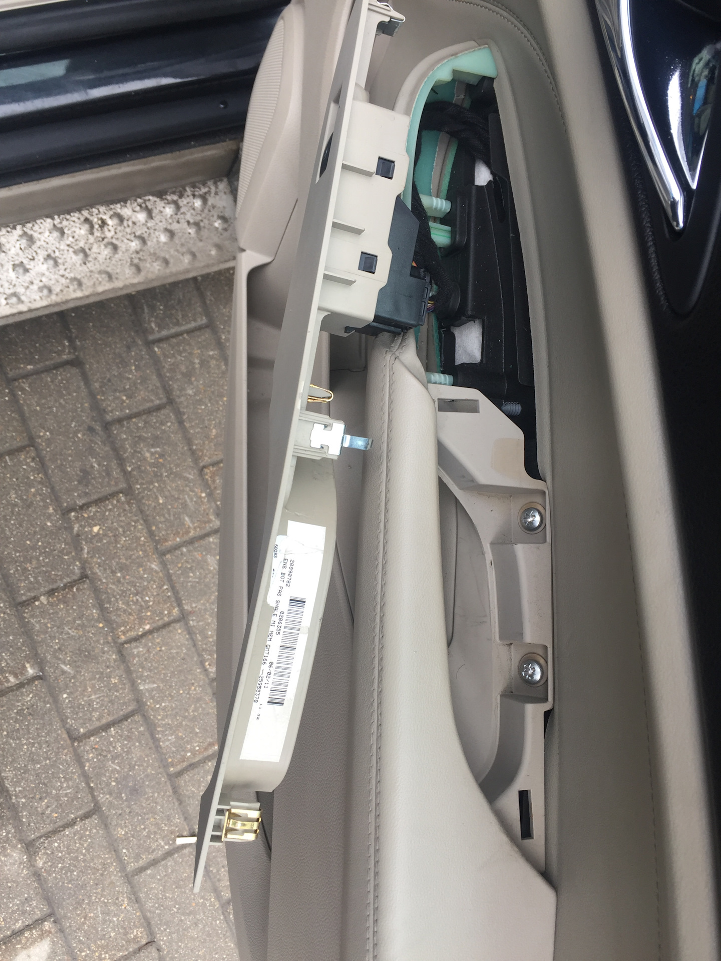 Дверь самопроизвольно открывается. Кнопка блокировки дверей с водительской стороны на Cadillac SRX 2014. Cadillac SRX кнопка открытия третьего ряда. Фото дверная карта в сборе водительская Cadillac SRX 2014. Прикрыть воздуходув задних пассажиров Cadillac SRX 2.