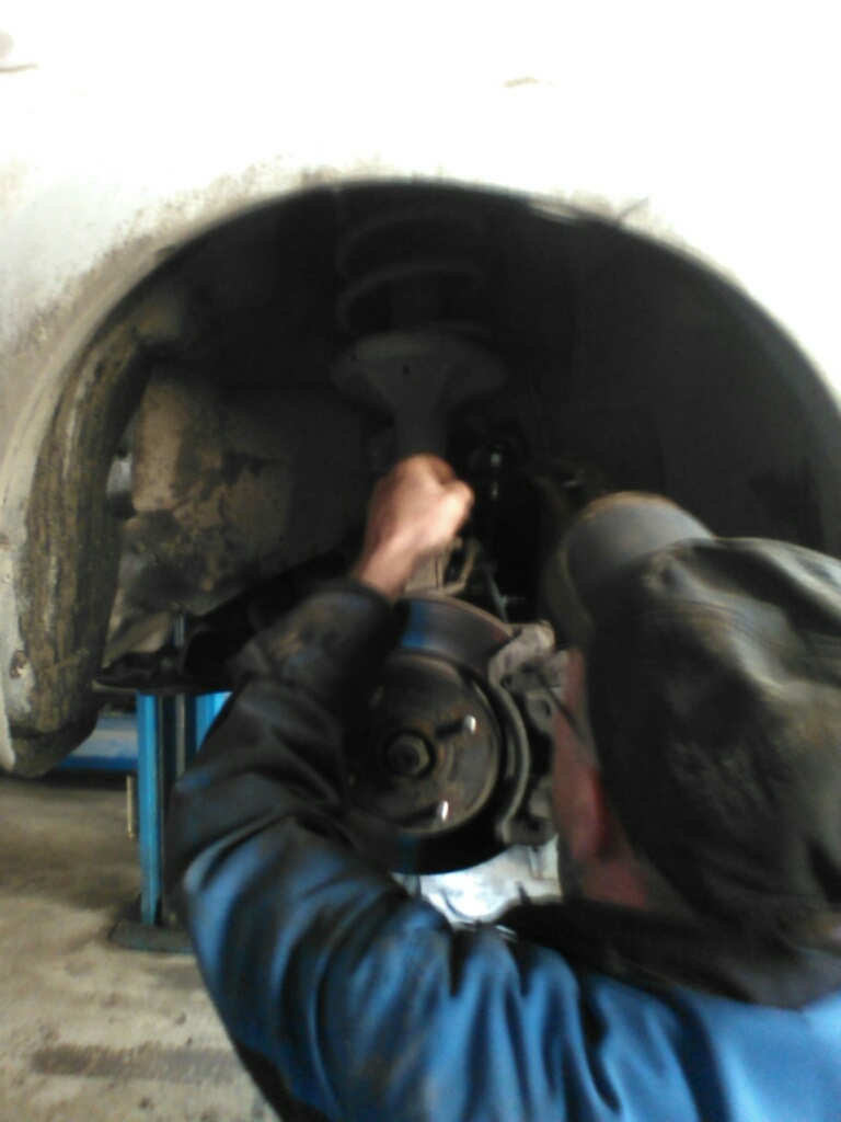 Порвался тормозной шланг — Chevrolet Lacetti 5D, 1,4 л, 2011 года ...