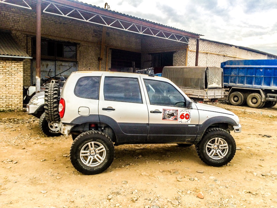 Колеса на ниву шевроле. Niva Chevrolet на 31 колесах. Шевроле Нива на 32 колесах. Chevrolet Niva 31 BFGOODRICH. Шевроле Нива на 27 колесах.