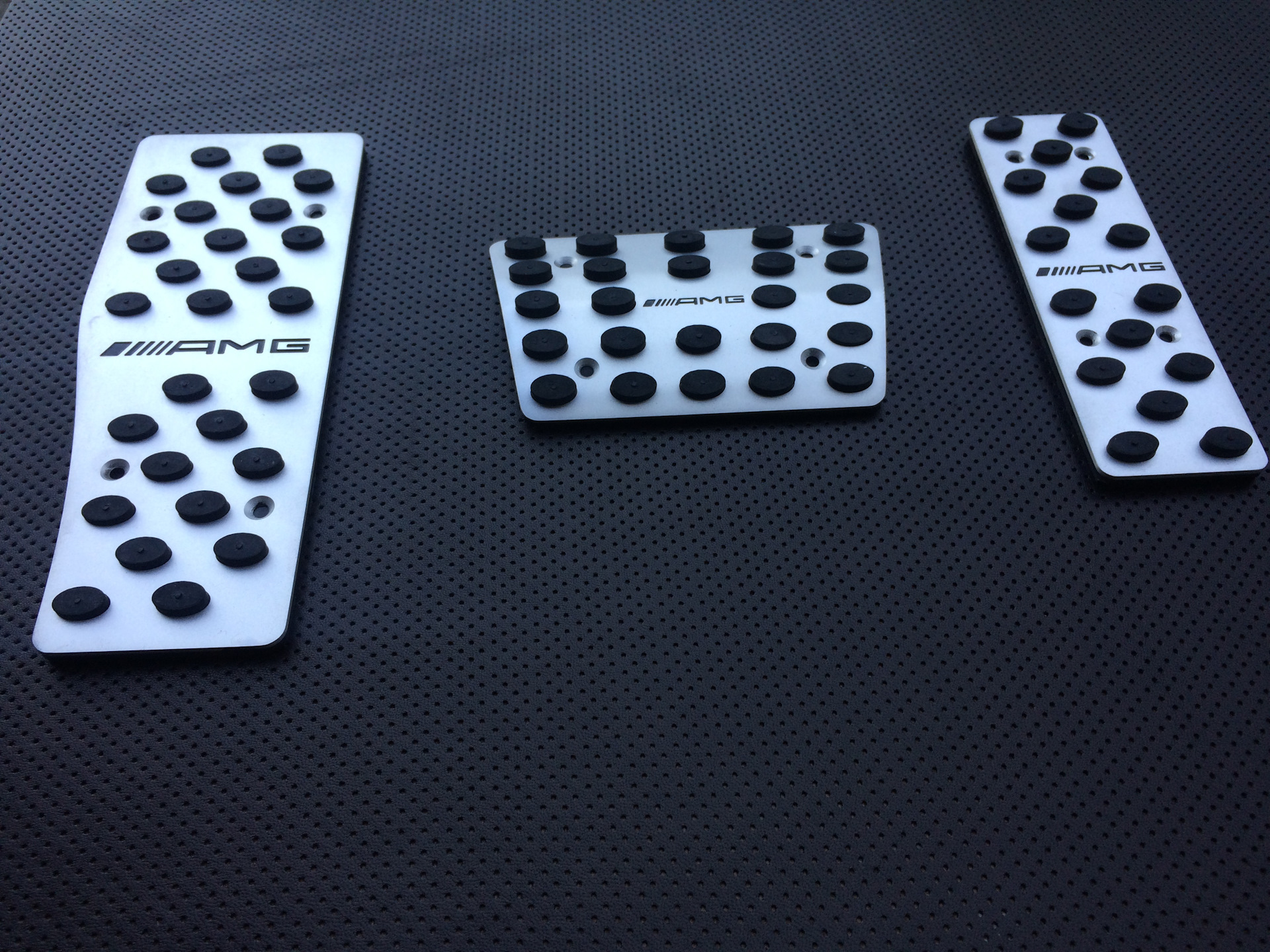 Мерседес 210 педали. Лого для регулирования педалей mercedes. Электронная педаль акселератора мерседес 124. Накладки на педали мерседес gle w 167. Накладки на педали w203.