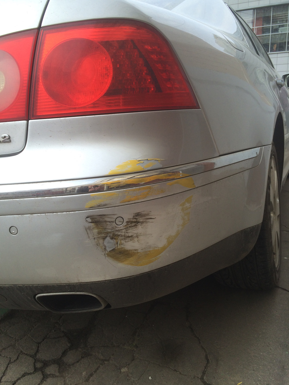 Таксист притер задний бампер — Volkswagen Phaeton, 4,2 л, 2004 года ...