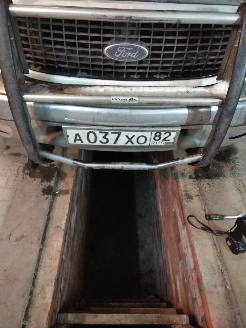 из нижней поперечины кенгурятника вышел неплохой турник )) — Ford Expedition (1G)