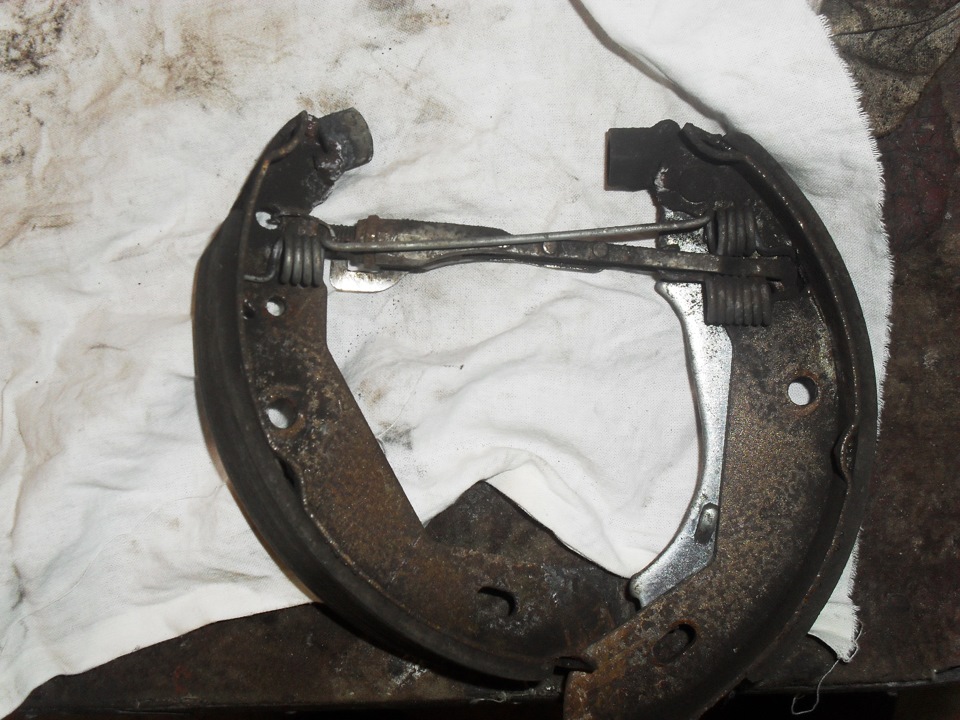 Вот такие гайки наварили на колодки. — Peugeot 306