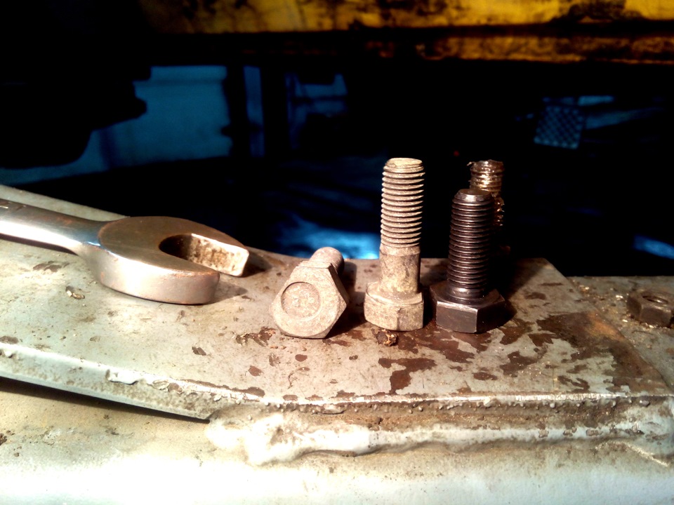 Слева(для крепления скобы к косточке) нужный, справа короткий(для крепления — Lada 2108