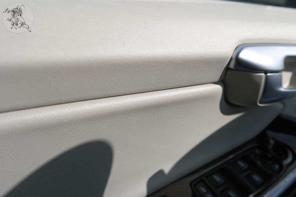 Подобранная структура пластика к выделке кожи на дверях — как единое целое — Volvo XC60 (1G)
