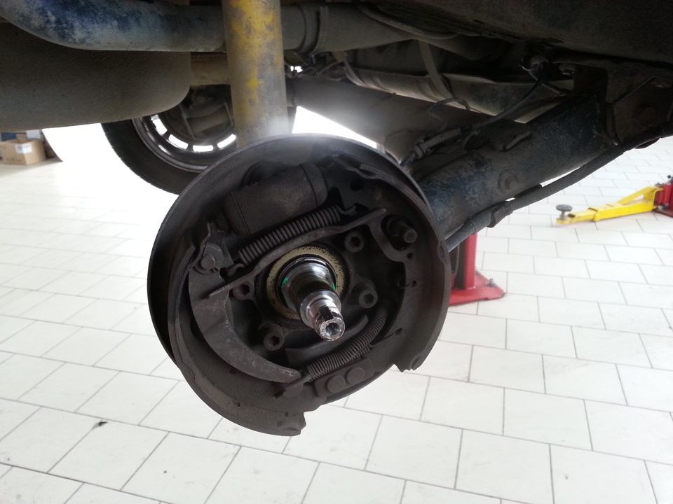 Замена рулевых и подшипника задней ступицы — Lada Приора седан, 1,6 л ...