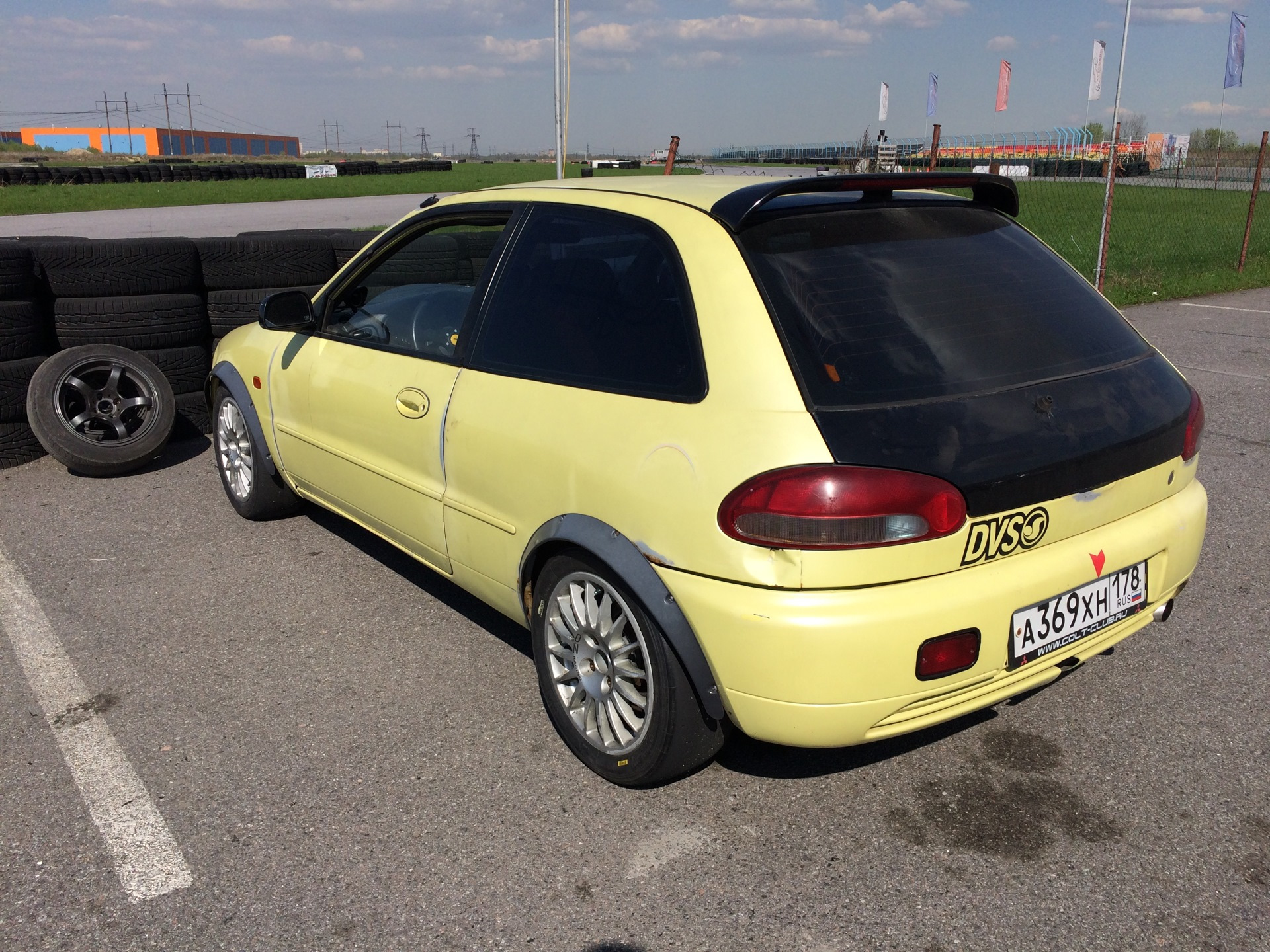 Митсубиси кольт 4. Mitsubishi Colt 4. Mitsubishi Colt 1995. Mitsubishi Colt 1993 Tuning. Желтый Митсубиши Кольт 4.