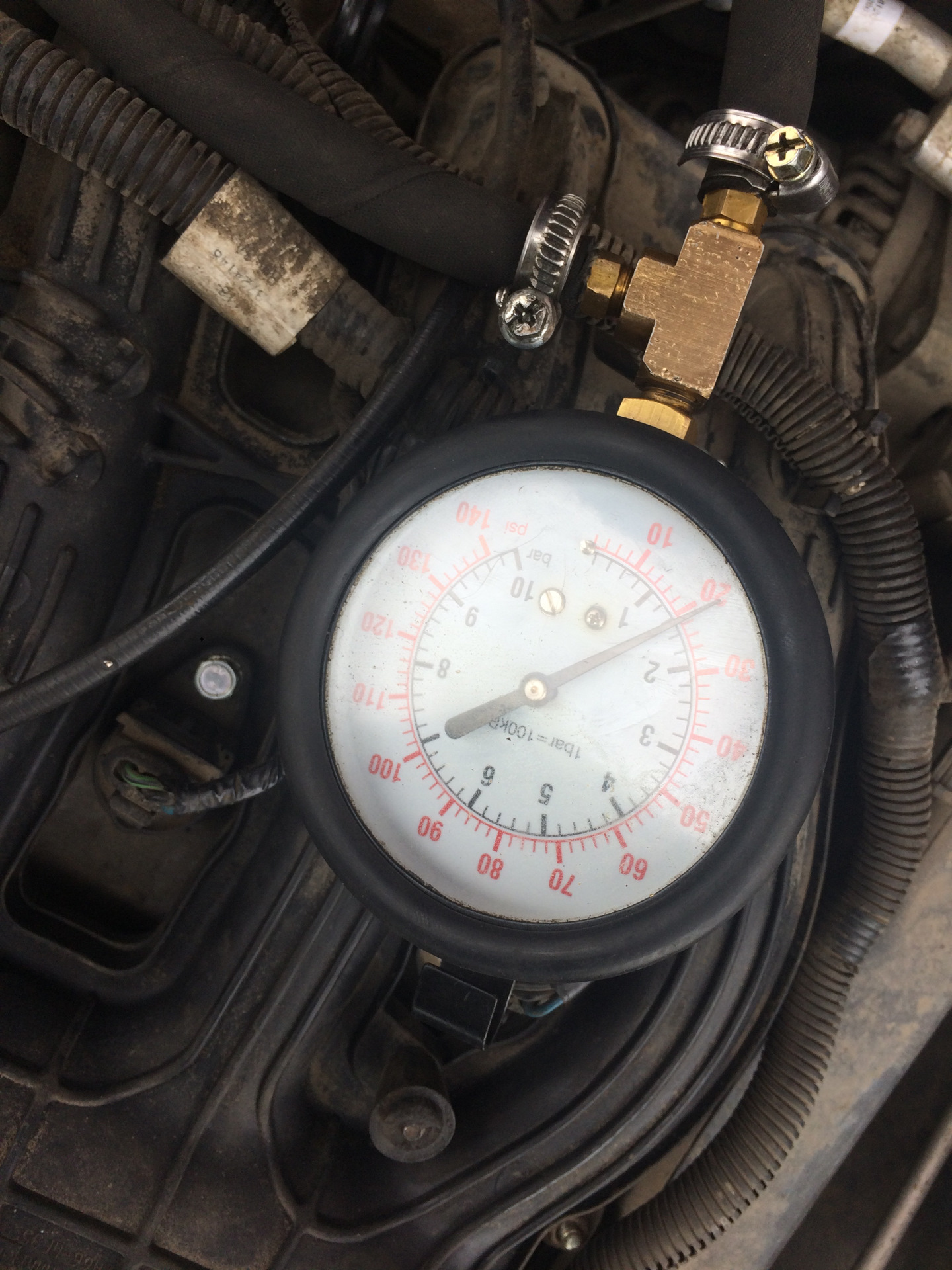 Какое давление масла на холостых оборотах. Давление масла в двигателе Приора 16. Замер давления масла Приора. Замер давления масла в двигателе Приора 16 клапанов. Давление масла в двигателе Приора 16 клапанов на горячую.