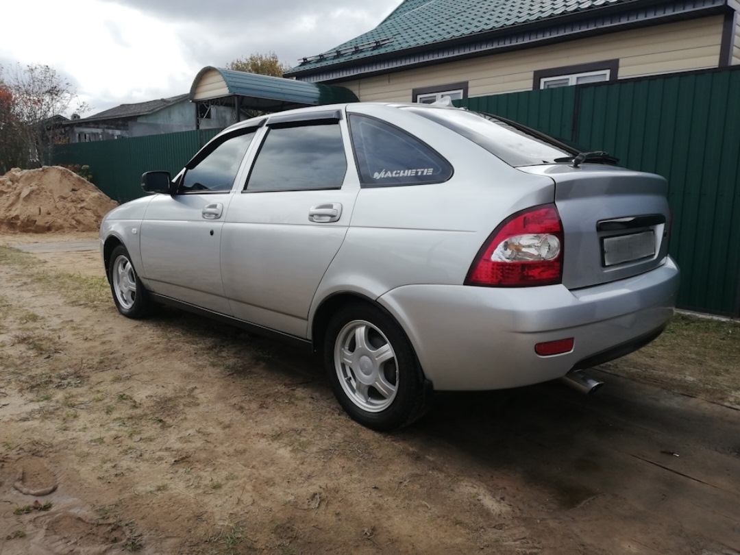 Серебристая Lada Priora хэтчбек 2009