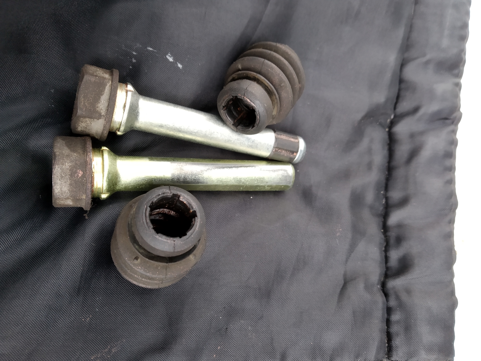 Направляющие суппорта киа рио 3. Направляющие переднего суппорта kia rio 2. Направляющие суппорта киа рио 3 передние. Направляющие суппорта рио 3. Верхняя направляющая суппорта киа рио 3.