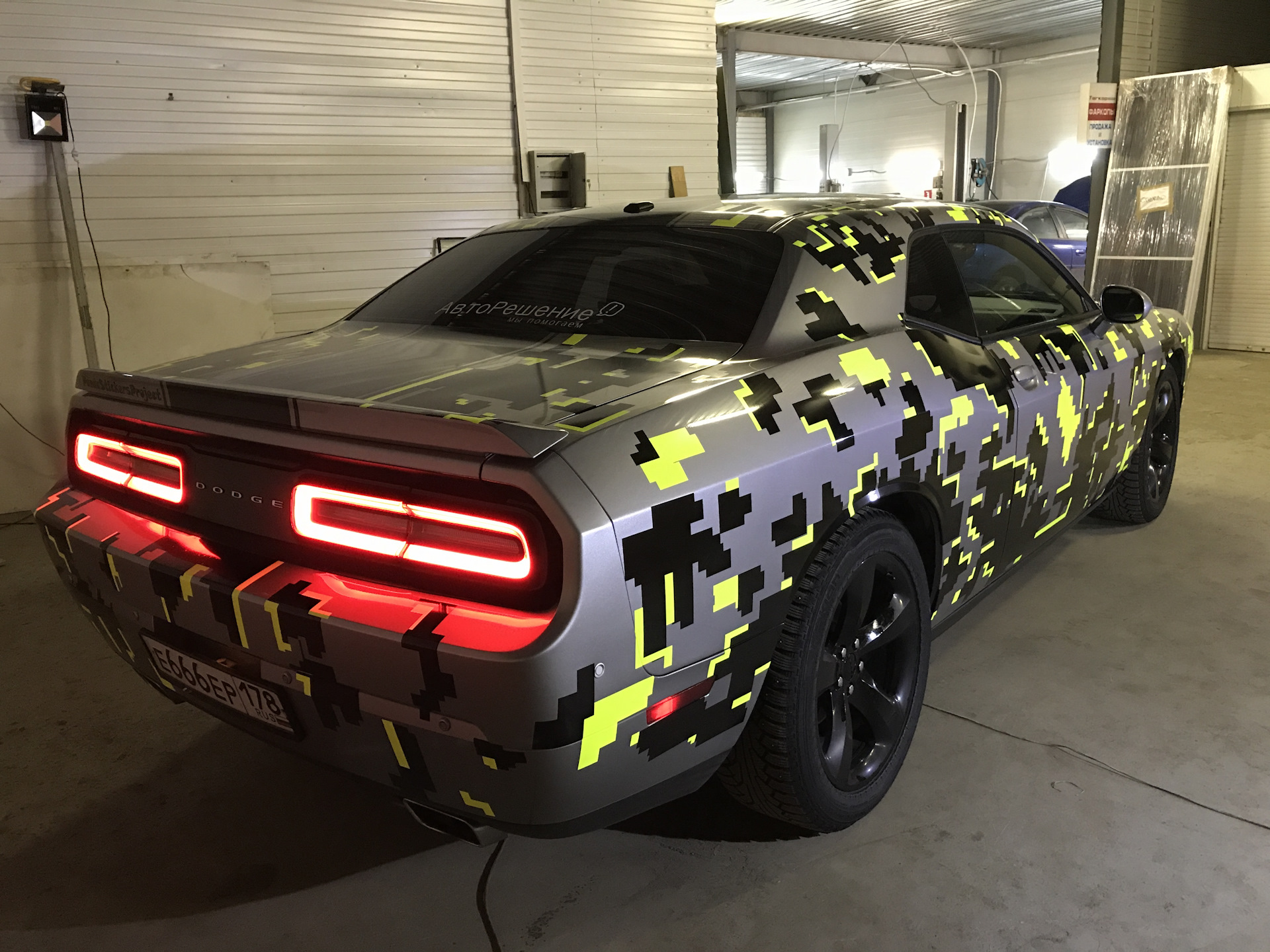 Можно ли обклеить машину. Додж Челленджер в пленке. Dodge Challenger в пленке. Додж челенжер пленка винил. Додж Челленджер обклейка.