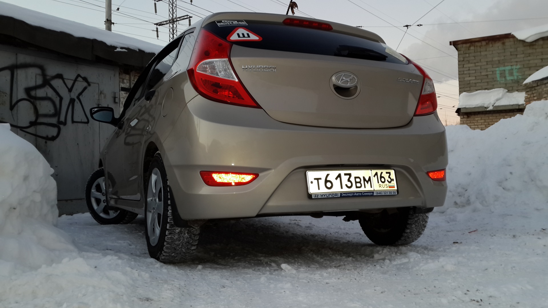 Hyundai Solaris Hatchback 1.6 бензиновый 2013 | 1,6 АКПП Б ЁЖИК (亞歷山大) на  DRIVE2