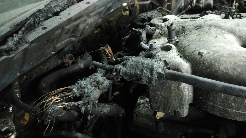 так же не смогли понять что и как тут должно было находиться потому что выгорело напрочь часть 2 — KIA Sorento (1G)