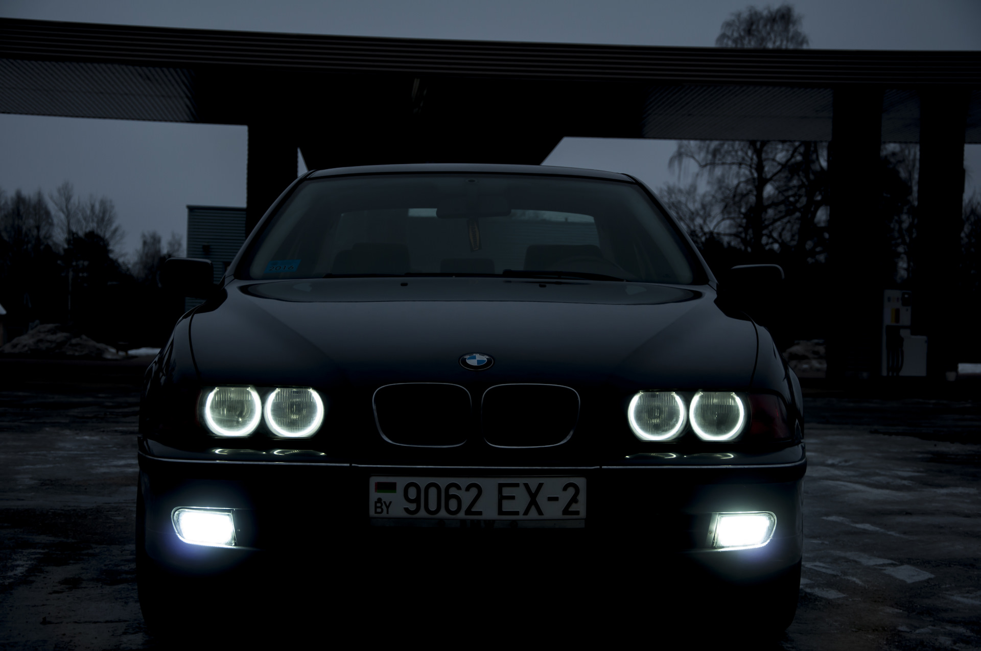 В темноте 34. БМВ е39 бумер. BMW 5 Series (e39). БМВ е38 ангельские глазки. BMW e39 ангельские.
