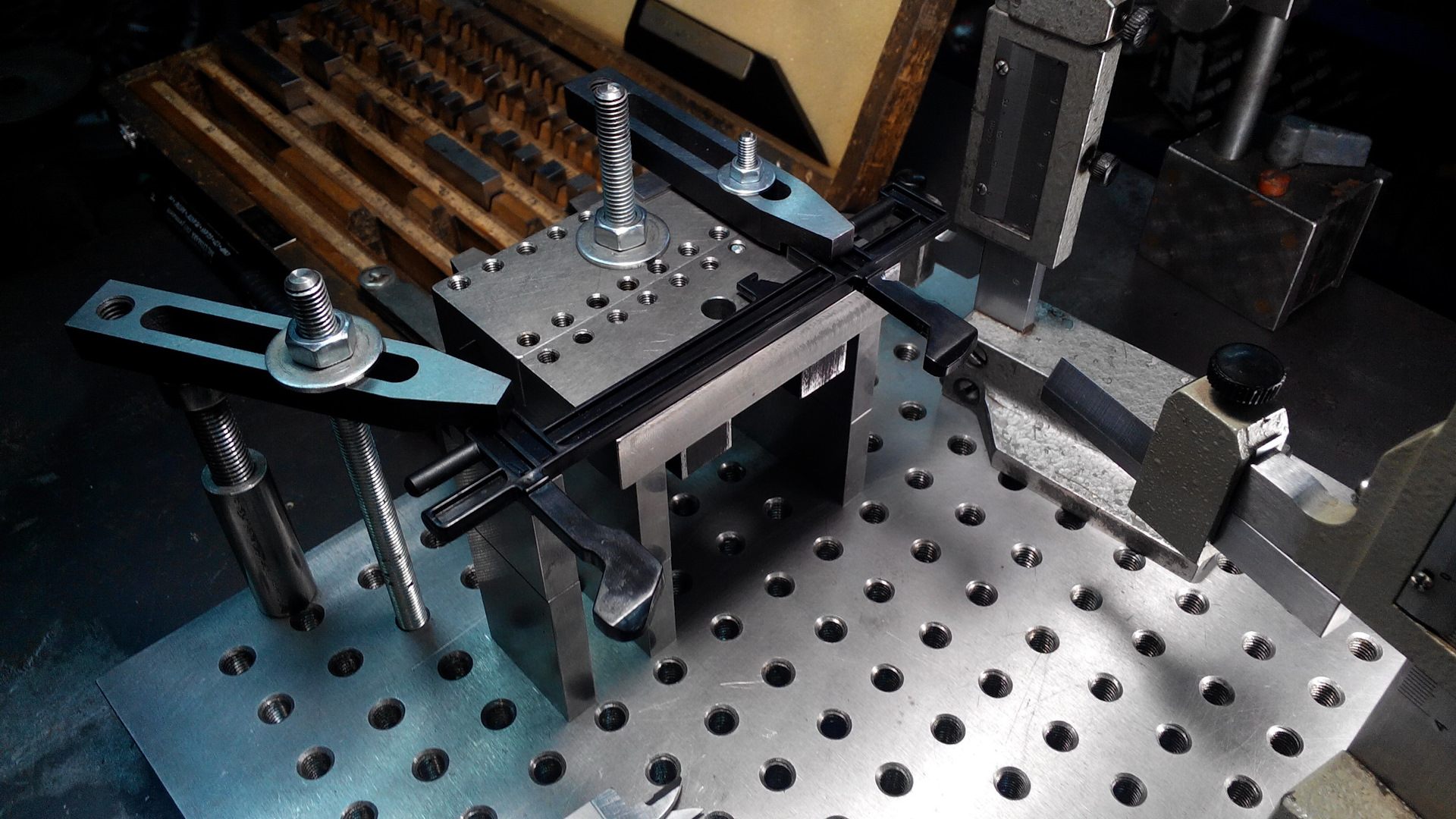 Фрезерное приспособление наклонное-поворотное, стол 100х125мм. Приспособление на стол станка. Приспособление для расточки v-образных двигателей 2е78п. Приспособление на стол станка. Кондуктор приспособы для фрезера.