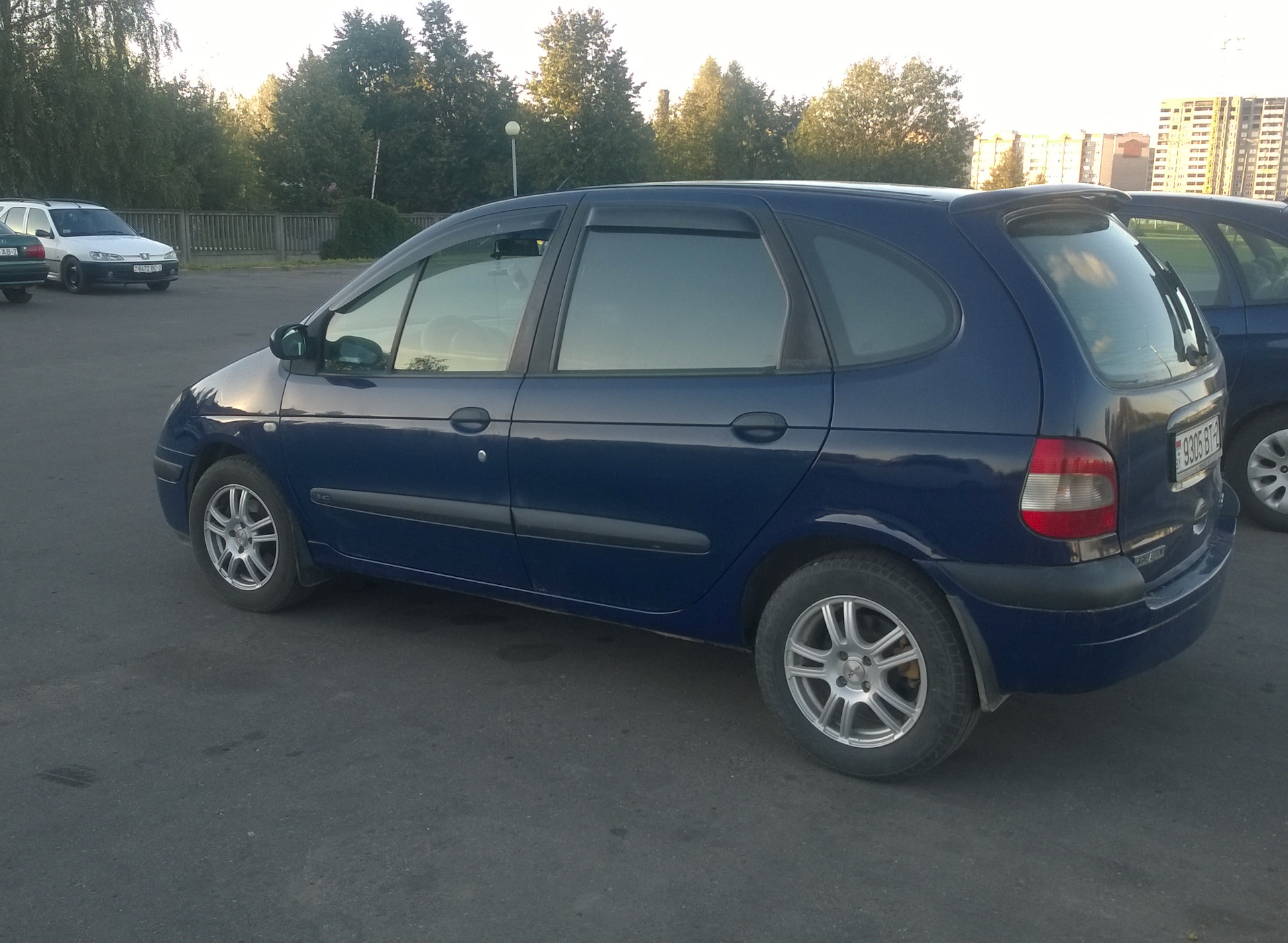 Рено сценик 1 рестайлинг. Рено Сценик 1ф2. Renault Scenic 1 спойлер. Спойлер Рено Сценик 1 1998. Спойлер на Рено Сценик Меган 1.