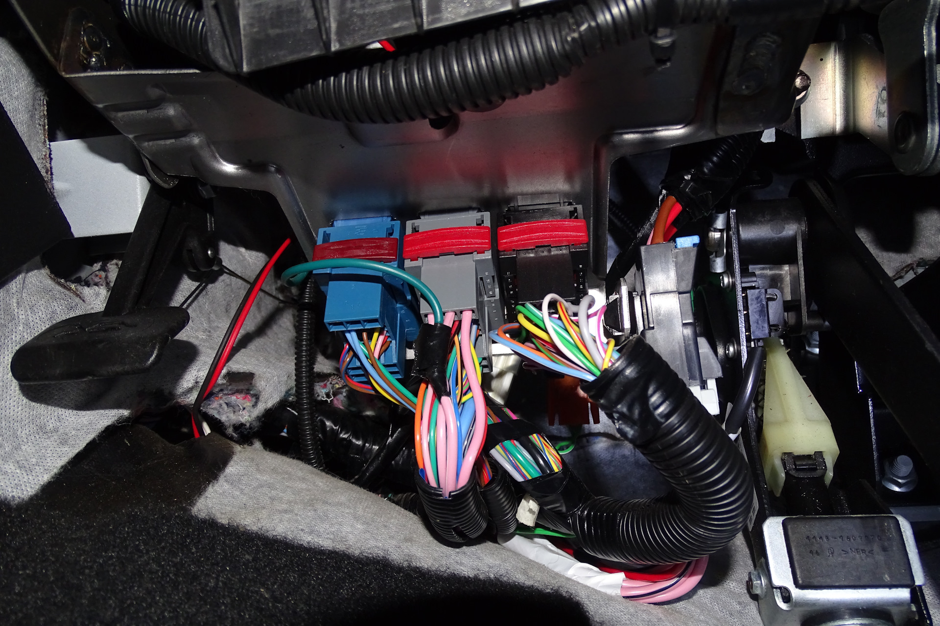 Где находятся предохранители на лада гранта кросс Установка розетки 12 V в багажник (Что хотели сделать на заводе, да сэкономили) 