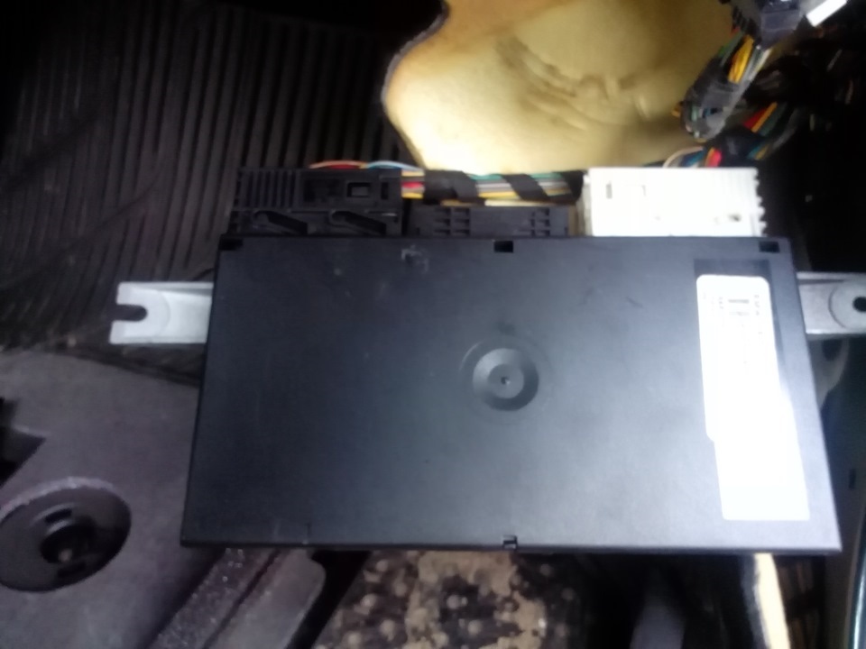 блок в ногах пассажира BMW e39