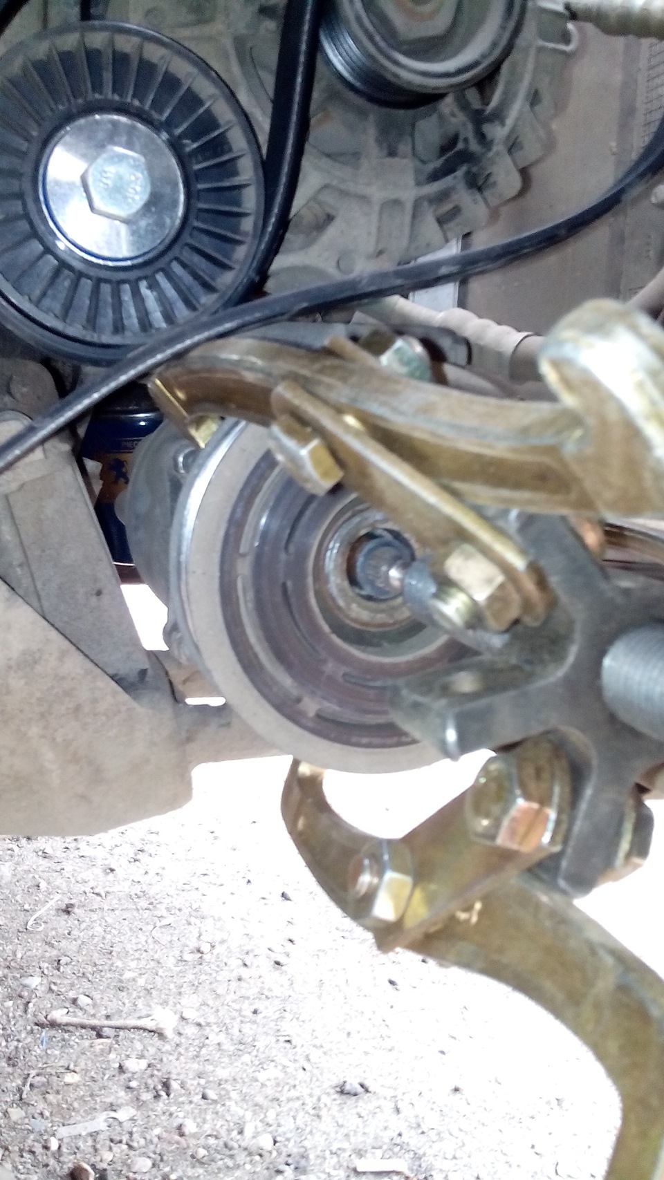 Замена подшипника шкива кондиционера — Peugeot 307, 2 л, 2003 года ...