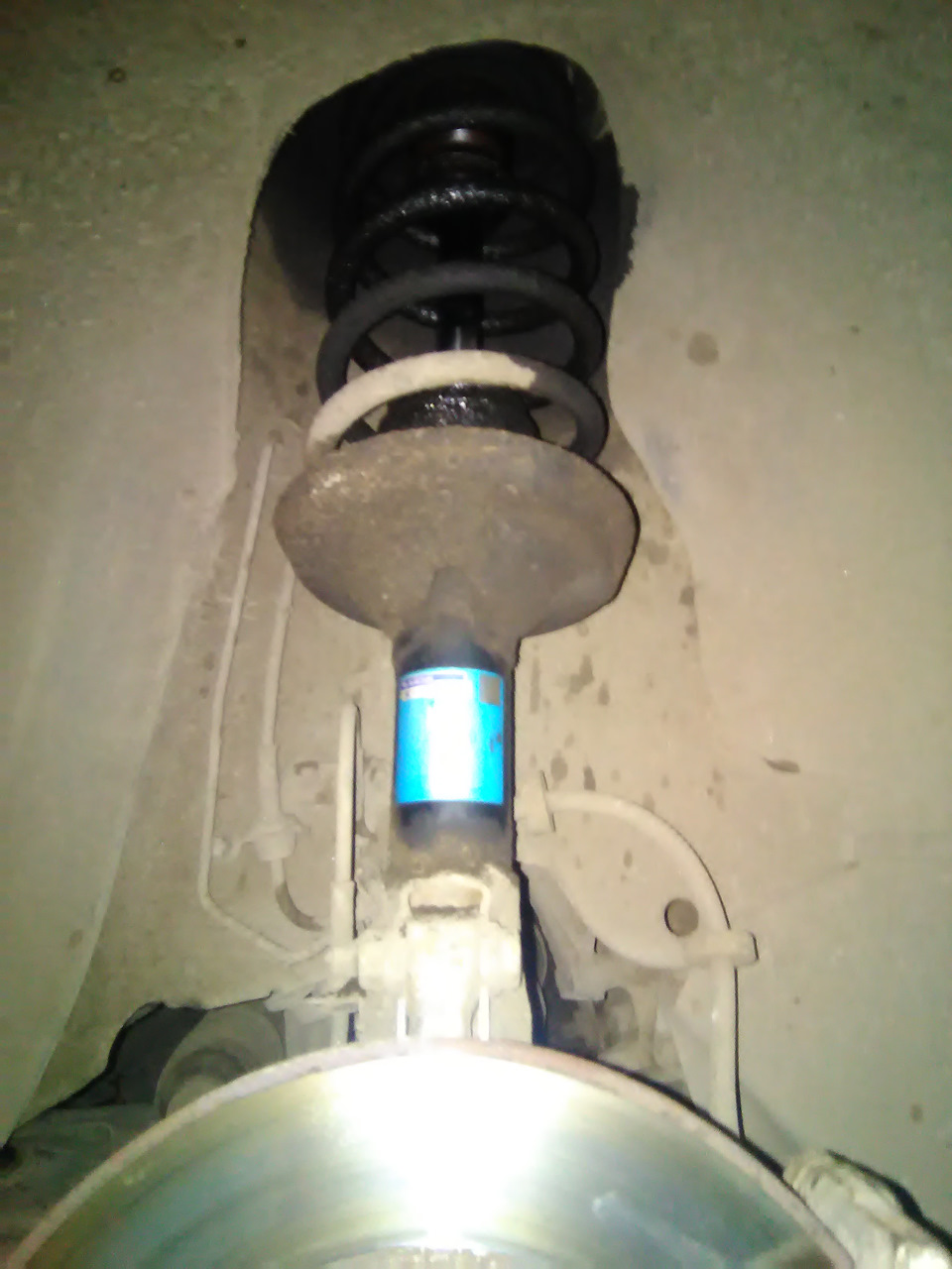 Передняя стойка потекла — Volkswagen Passat B4, 1,8 л, 1996 года ...