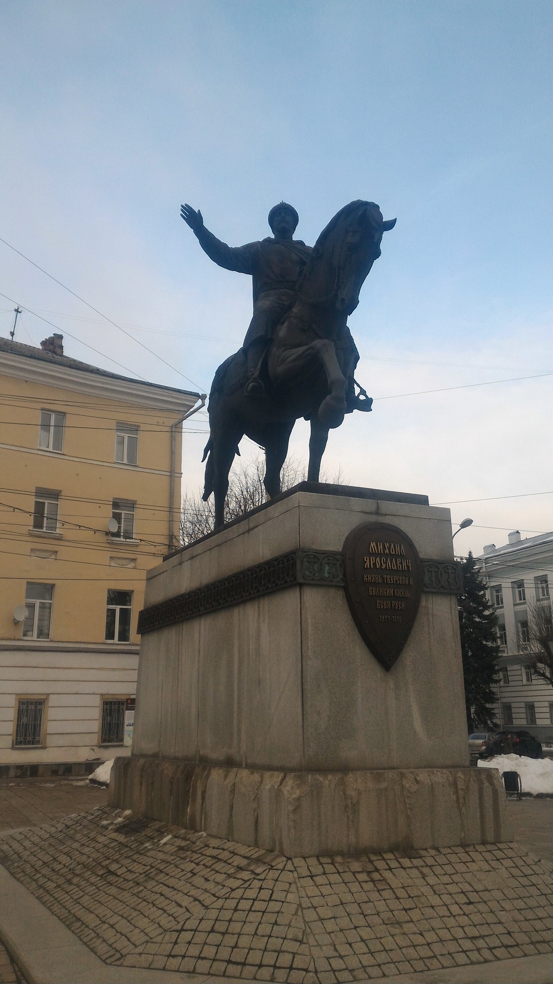 Памятник Михаила Тверского в Твери зимой